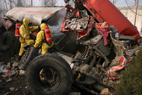 河南新安30噸液苯車泄漏 13小時(shí)生死奮戰(zhàn)排險(xiǎn)情