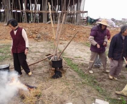 廣東化州農(nóng)民用行為藝術抗議政府租地