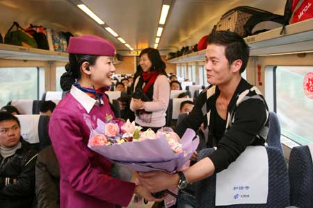 美女列車長走紅網(wǎng)絡(luò) 帥哥“粉絲”獻(xiàn)花（圖）