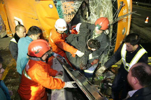 河南客車高速路上側(cè)翻 15人受傷（圖）
