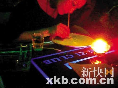 廣東韶關(guān)夜總會(huì)專派小姐陪客吸毒(組圖)