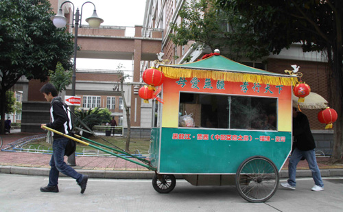 福州大學(xué)生親身感受拉“感恩號”板車行孝（圖）