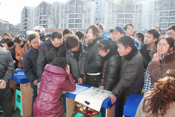 萬(wàn)源政府搭臺(tái)送崗位 6900人達(dá)成就業(yè)意向
