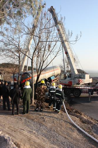 焦作：20噸液化石油氣槽車側(cè)翻 警民齊力除險(xiǎn)
