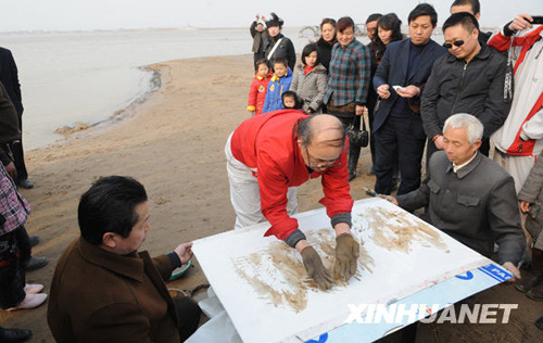 河南農(nóng)民畫家以雙手沾黃河泥水作畫獲專利