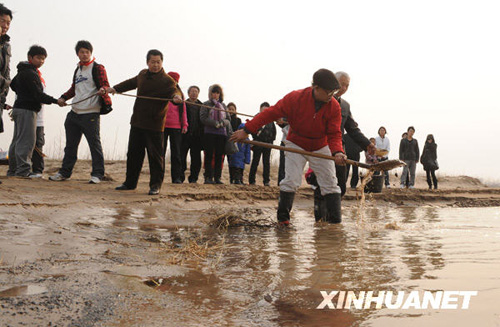 河南農(nóng)民畫家以雙手沾黃河泥水作畫獲專利