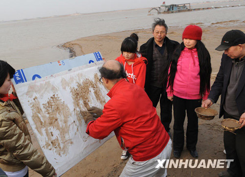 河南農(nóng)民畫家以雙手沾黃河泥水作畫獲專利