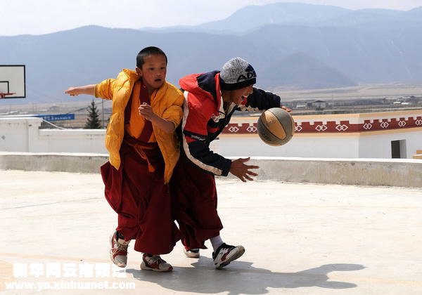 酷愛(ài)籃球運(yùn)動(dòng)的喇嘛[多圖]