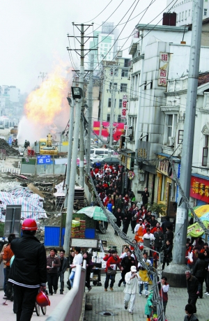 武漢天然氣管道爆炸：火高20多米 萬人逃離(圖)