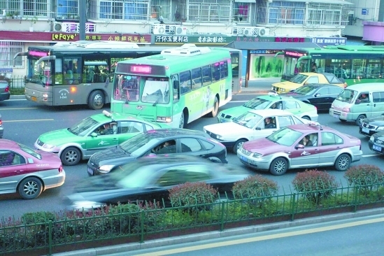 公交車左轉(zhuǎn)，通氣多了