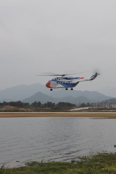 中國首架大型民用直升機(jī)AC313首飛成功(組圖)