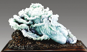 世博江蘇館鎮(zhèn)館之寶翡翠《螳螂白菜》