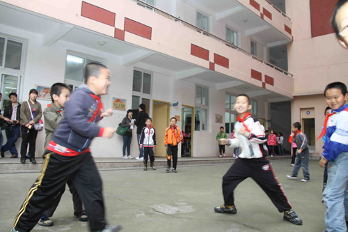 南平市實(shí)驗(yàn)小學(xué)學(xué)生課后在玩“轉(zhuǎn)圈圈”舒緩心理壓力