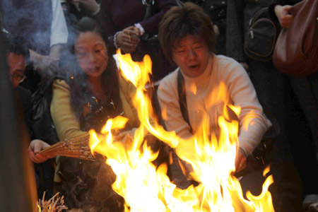 福建南平惡性殺人案續(xù)：遇難家屬悲痛悼念當(dāng)場(chǎng)暈倒