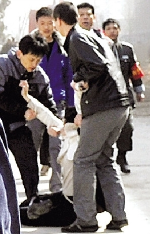 女記者采訪火災(zāi)被架走續(xù)：當(dāng)事安保人員被開除