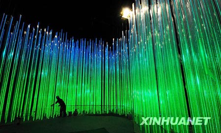 世博中國(guó)館內(nèi)部展區(qū)進(jìn)行調(diào)試