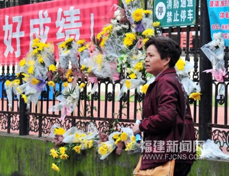 福建南平兇案現(xiàn)場形成“悼念墻”