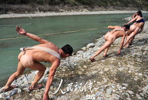 湖北巴東縣神農(nóng)溪重現(xiàn)裸體纖夫