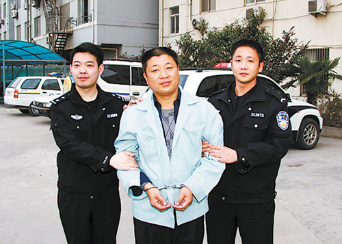 酒后殺人逃亡重慶17年 疑兇成家年薪30萬(wàn)