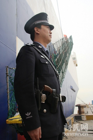 世博安保進入實戰(zhàn) 海港監(jiān)護民警配槍上崗
