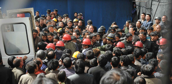 12名遇難礦工的遺體升井