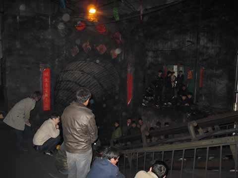 伊川礦難19人死亡 逃生礦工頭“嗡”的一聲拼命往外跑