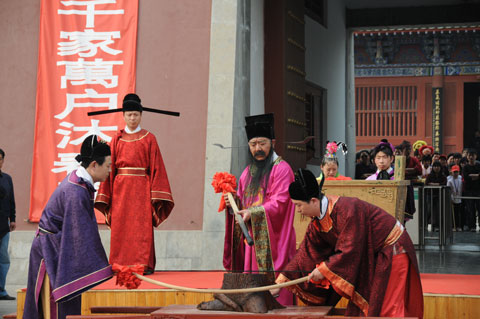 開封清明文化節(jié)展現(xiàn)歷史風(fēng)俗  開封府頒發(fā)新火種