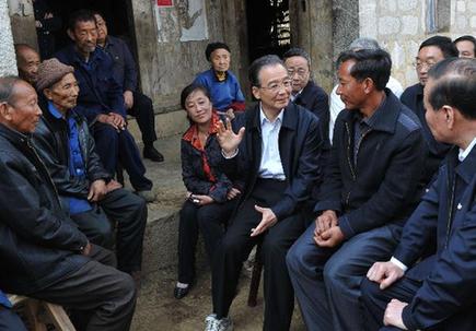溫家寶考察貴州指導(dǎo)抗旱救災(zāi)：團(tuán)結(jié)一心 戰(zhàn)勝旱災(zāi)