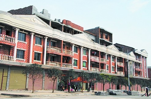 南部縣違章建設(shè)成風(fēng) 上百房頂上長(zhǎng)房子