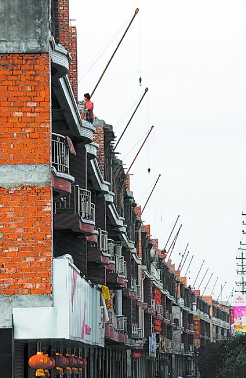 南部縣違章建設(shè)成風(fēng) 上百房頂上長(zhǎng)房子