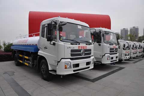 東風(fēng)捐贈(zèng)西南災(zāi)區(qū)10輛運(yùn)水車(chē)
