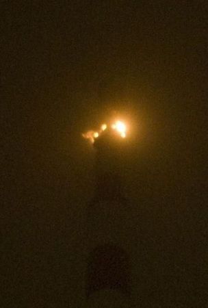 上海東方明珠塔頂發(fā)生火災 疑遭雷擊(圖)