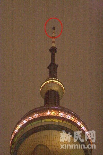 上海東方明珠塔頂發(fā)生火災 疑遭雷擊(圖)
