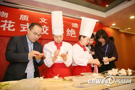 網(wǎng)媒采訪團(tuán)品味德發(fā)長餃子宴 一口體驗(yàn)千年文化
