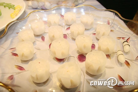 網(wǎng)媒采訪團(tuán)品味德發(fā)長餃子宴 一口體驗(yàn)千年文化