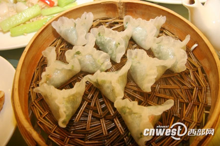 網(wǎng)媒采訪團品味德發(fā)長餃子宴 一口體驗千年文化