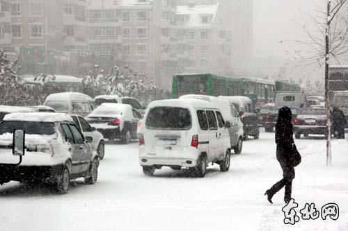 中國東北地區(qū)遭遇暴雪 哈爾濱市發(fā)布紅色預(yù)警