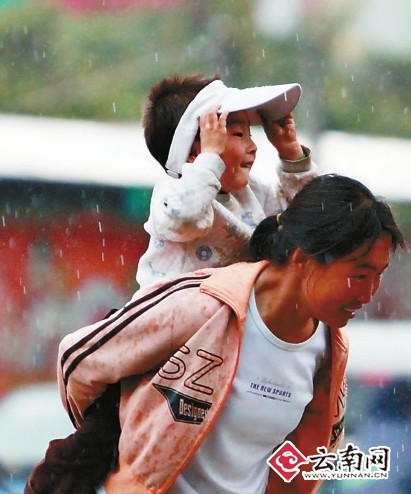 云南大部出現(xiàn)降雨 人工春雨潤(rùn)昆明 難解旱情