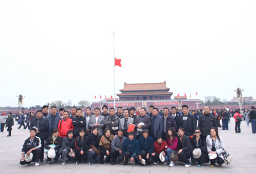 北京天安門(mén)降半旗 首都市民悼念玉樹(shù)同胞