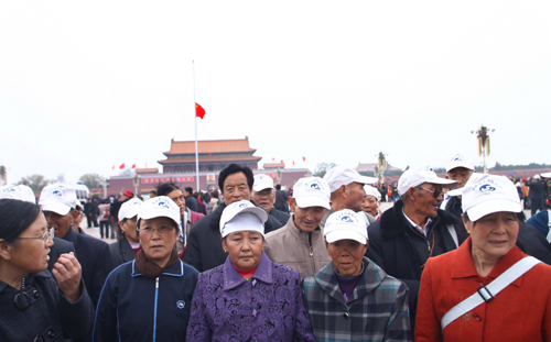 北京天安門(mén)降半旗 首都市民悼念玉樹(shù)同胞
