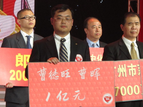 情系玉樹(shù) 福耀集團(tuán)曹氏父子捐款1億元援助地震災(zāi)區(qū)