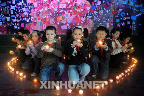 南昌小學(xué)生為玉樹地震災(zāi)區(qū)祈禱