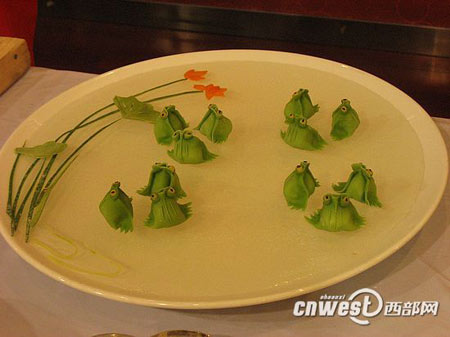 網(wǎng)媒記者德發(fā)長(zhǎng)“拜師學(xué)藝”大秀花式餃子絕活