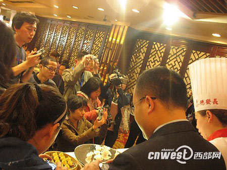 網(wǎng)媒記者德發(fā)長“拜師學藝”大秀花式餃子絕活