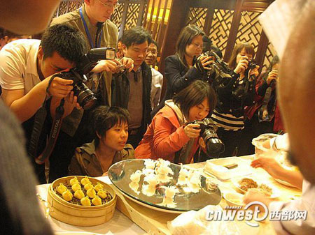 網(wǎng)媒記者德發(fā)長“拜師學藝”大秀花式餃子絕活