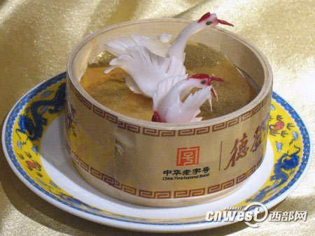 網(wǎng)媒記者德發(fā)長“拜師學(xué)藝”大秀花式餃子絕活