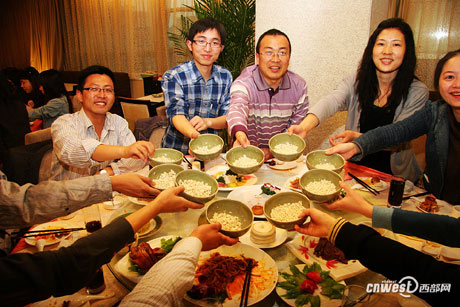 網(wǎng)媒陜西“美食之旅”：采訪團品嘗“天下第一碗”