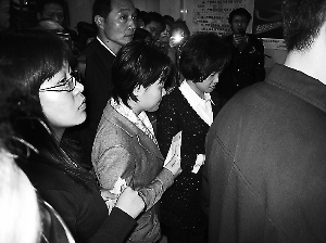 黃光裕出庭受審面容清瘦 對三項指控均持異議(詳細(xì))