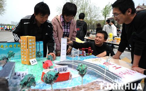 天津：大學(xué)生自辦“校博會(huì)”喜迎“世博會(huì)”