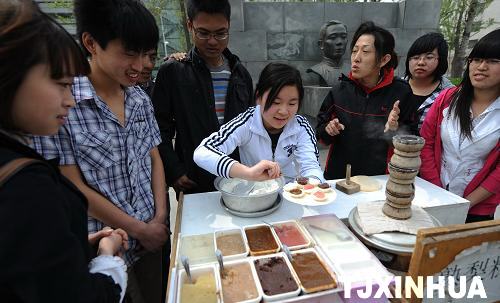 天津：大學(xué)生自辦“校博會(huì)”喜迎“世博會(huì)”